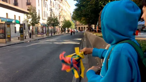 Jóvenes animando en la carrera solidaria de Anfas en Pamplona.