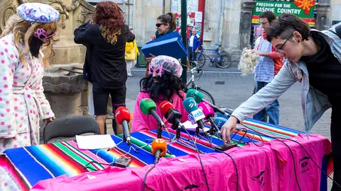 Integrantes del colectivo Hirekin denuncian en rueda de prensa la actuación policial para su desalojo de una vivienda okupada en Pamplona este fin de semana (1). IÑIGO ALZUGARAY