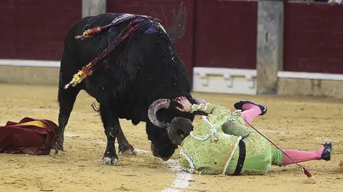 El diestro Javier Jiménez es cogido en la faena al primero de su lote. Javier Cebollada EFE