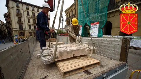 Retirada de la Laureada del Palacio de Navarra y el escudo a la derecha