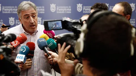 El alcalde de Pamplona, Joseba Asirón, atiende a los medios de comunicación en el interior del Ayuntamiento. EFE/Diges.