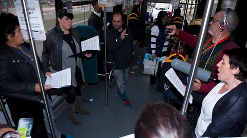 La Coral de Cámara de Pamplona se sube en el Kulturbus para promocionar su actuación del sábado en Barañain. MIGUEL OSÉS jpg (8)