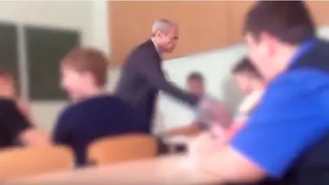 Captura del vídeo en el que un profesor recibe un puñetazo en la clase.