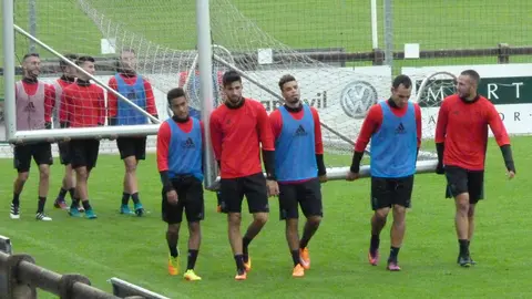 Los jugadores trasladan una portería en Tajonar.