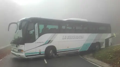 Autobús corta el tráfico en el puerto de Lizarraga, en Tierra Estella. PFORAL