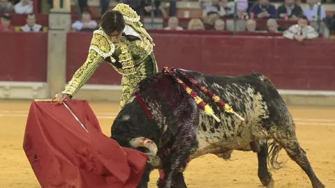 El diestro Miguel Angel Perera en la faena a su primer toro, de la ganadería La Palmosilla, durante la corrida de la Feria del Pilar de Zaragoza, celebrada en el coso de La Misericordia, en la que ha compartido cartel con José Garrido y Ginés Marín. EFE/Javier Cebollada