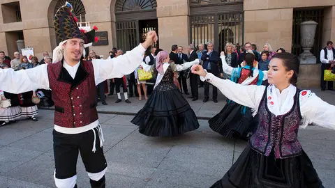 Desfile de los grupos de Casas Regionales y recepción en el Gobierno de la consejeria  con motivo de la XXVIII Semana cultural. MIGUEL OSÉS (18)