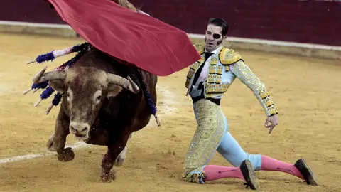 El diestro Juan José Padilla en la faena a su segundo toro, de la ganadería Núñez del Cuvillo, al que ha cortado una oreja, durante la corrida de la Feria del Pilar de Zaragoza, celebrada en el coso de La Misericordia, en la que ha compartido cartel con Morante de la Puebla y Alejandro Talavante. EFE/Javier Cebollada