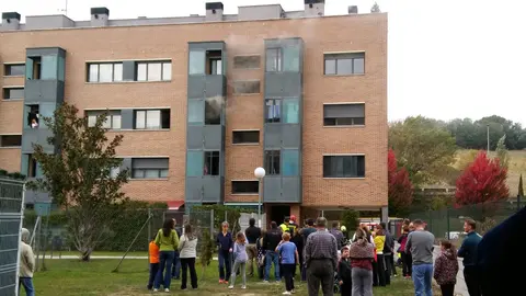Incendio de un piso en el barrio pamplonés de Buztitntxuri. La densa humareda ha puesto en alerta a los vecinos.