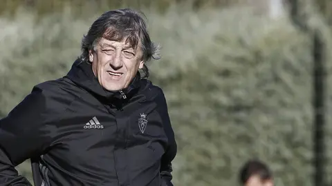 El entrenador de Osasuna Enrique Martín, durante un entrenamiento en Tajonar donde el equipo rojillo prepara el partido de liga que le enfrentará al Eibar. EFE/Jesús Diges