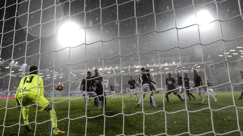 El portero del Eibar, Asier Riesgo (i), encaja un gol de Osasuna, durante el encuentro de la octava jornada de Liga en Primera División que se disputa esta noche en el estadio de Ipurúa de la localidad guipuzcoana de Eibar. EFE/Javier Etxezarreta.