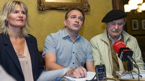 Presentación de la guía turístico-gastronómica _Comer con Hemingway_ del periodista pamplonés Javier Muñoz (6). IÑIGO ALZUGARAY