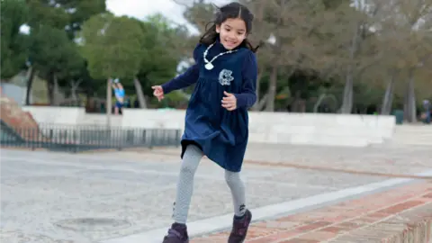 María Chiappe, de 11 años, lucha contra un cáncer de hueso y necesita que le practiquen una compleja operación en la CUN. CORINA ARRANZ