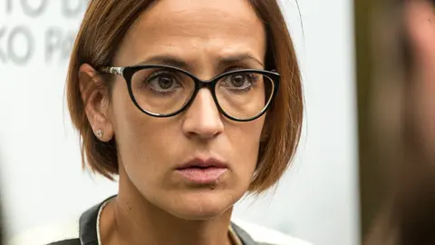 La portavoz del PSN, María Chivite, atiende a los medios en el Parlamento de Navarra. IÑIGO ALZUGARAY