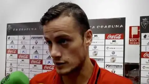 Oriol Riera en la zona mixta.