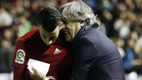 GRA620. PAMPLONA, 21/10/2016.- El entrenador de Osasuna, Enrique Martín, da instruciiones a Berenguer (i) durante el partido de Liga en Primera División ante el Real Betis disputado esta noche en el estadio de El Sadar, en Pamplona. EFE/Jesús Diges
