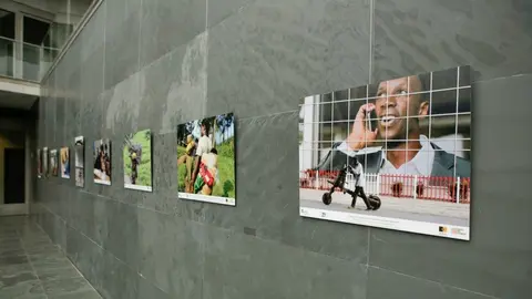 La exposición fotográfica 'Lo que esconde tu móvil' del fotoperiodista navarro Iván Benítez. 4