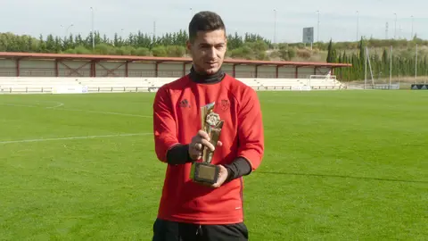 Sergio León muestra el trofeo de La Liga en Tajonar.