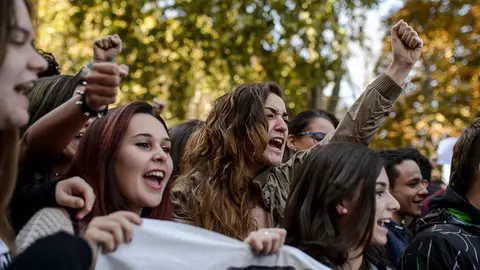 Los sindicatos de educación se concentran frente a educación en contra de las reválidas y la LOMCE. PABLO LASAOSA 07