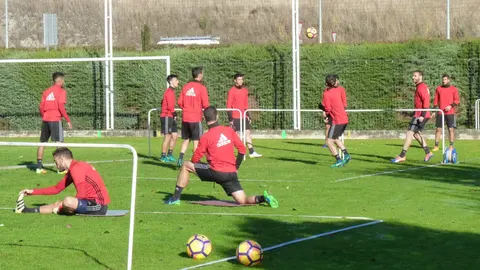 Los jugadores de Osasuna practican el fútbol-tenis.