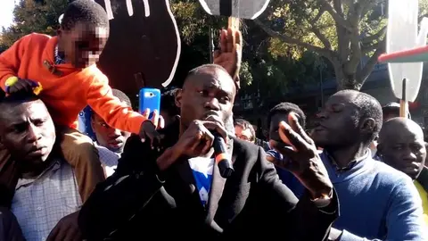 Amigo del senegalés fallecido pide justicia y que se esclarezcan las causas de la muerte del joven fallecido el martes en la comisaría de Pamplona. S. REDíN