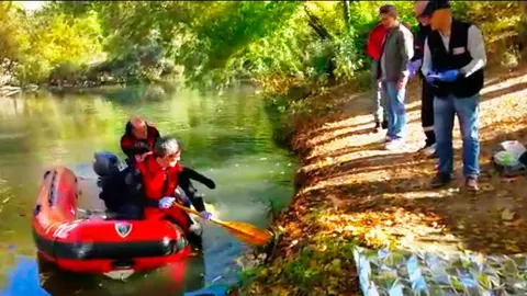 Bomberos y Policía foral esperan la subida del cuerpo sin vida del hombre de 81 años desaparecido en Ansoáin hace 3 días. PFORAL. (2)