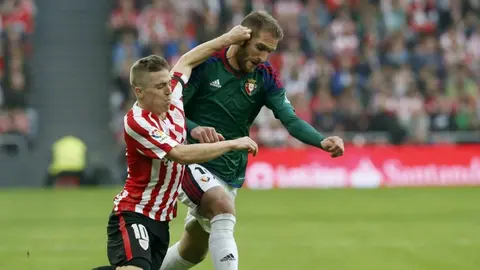 El centrocampista del Athletic Iker Muniain (i) y el centrocampista del Osasuna Fausto Tienza, durante el partido en San Mamés. EFE/LUIS TEJIDO