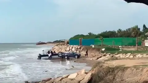 Descargan 2.500 kilos de hachis frente a un chiringuito repleto de turistas en la playa de Chipiona, Cádiz.