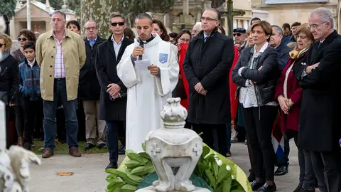 El Ayuntamiento de Pamplona homenajea a Pablo Sarasate junto a su mausoleo en el cementerio Municipal de San José en el día de Todos los Santos (13). IÑIGO ALZUGARAY