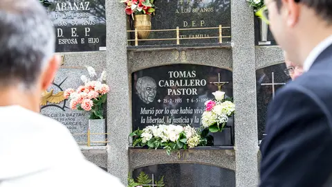 Miembros del grupo municipal de UPN visitan el nicho de Tomás Caballero en el cementerio Municipal de San José en el día de Todos los Santos (5). IÑIGO ALZUGARAY