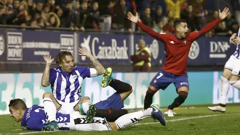 GRA314. PAMPLONA (NAVARRA), 05/11/2016.- El delantero de Osasuna, Sergio León (d), reclama un penalti ante los defensas del Deportivo Alavés, el marroquí Zouhair Feddal (i) y Alexis Ruano, durante el encuentro correspondiente a la jornada 11 de primera división, que han disputado esta noche en el estadio de El Sadar, en la capital navarra. EFE/Jesús Diges.