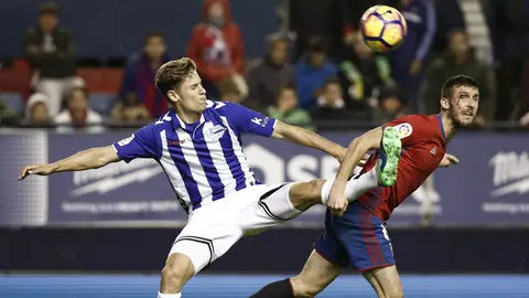 GRA315. PAMPLONA (NAVARRA), 05/11/2016.- El centrocampista del Deportivo Alavés, Marcos Llorente (i), disputa el balón ante el defensa de Osasuna, Oier Sanjurjo, durante el encuentro correspondiente a la jornada 11 de primera división, que han disputado esta noche en el estadio de El Sadar, en la capital navarra. EFE/Jesús Diges.