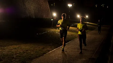La nueva edición de la Carrera de las Murallas reúne a miles de corredores en Pamplona. MIGUEL OSÉS (43)