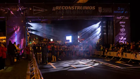 La nueva edición de la Carrera de las Murallas reúne a miles de corredores en Pamplona. MIGUEL OSÉS (44)