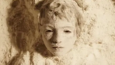 Fotograma del trailer definitivo de la película de El guardián invisible