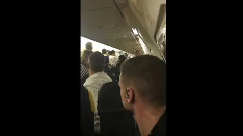 Una imagen del vídeo de la pelea entre varios pasajeros en un vuelo Bruselas-Malta de Ryanair.