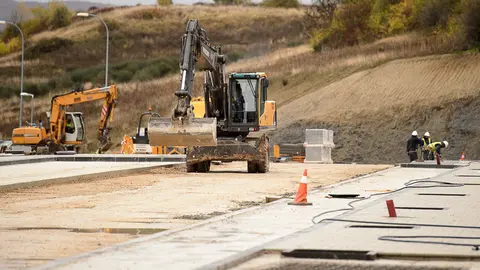 Miembros de la comisión y la Gerencia de Urbanismo visitan las obras de urbanización del sur de la Milagrosa. PABLO LASAOSA 04