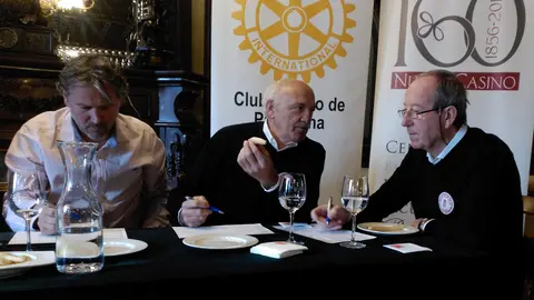 El jurado prueba los espárragos finalistas en la IV Cata Solidaria de Espárrago de Navarra en conserva