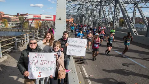 La familia de Javier Goñi arropando al pamplonés en la maratón de Nueva York 2016. MAITE HERNÁNDEZ