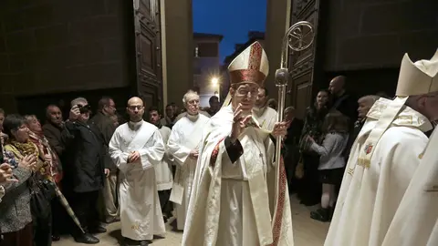 El arzobispo de Pamplona, Francisco Pérez, hace su entrada en la catedral de la capital navarra tras acompañar una concentración mariana por las calles del casco histórico de la ciudad, con imágenes de vírgenes llegadas de distintas localidades navarras. EFE/Villar López
