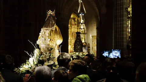 Procesión mariana por las calles de pamplona para celebrar el cierre del año santo de la Misericordia. MIGUEL OSÉS_24