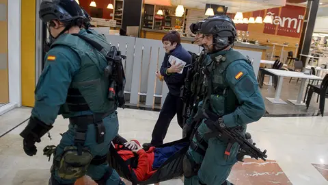 Simulacro de atentado terrorista en La Morea a cargo de Guardia Civil, Policía Foral, DYA Navarra y Cruz Roja. PABLO LASAOSA 20