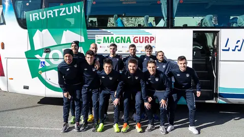 Magna Gurpea Xota estrena autobús en su desplazamiento a Murcia para jugar contra El Pozo (13). IÑIGO ALZUGARAY