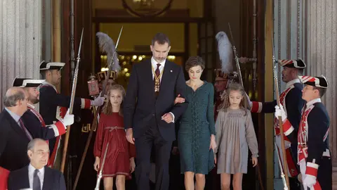 El Rey Felipe VI junto a la Reina Letizia y sus hijas, la Princesa de Asturias, Leonor, y la Infanta Sofía, han presidido la ceremonia de apertura de las Cortes en la XII Legislatura en el Congreso de los Diputados.EFE.