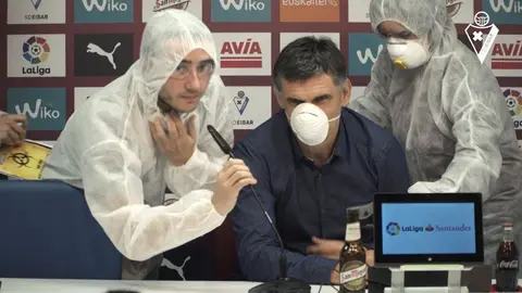 José Luis Mendilibar, evacuado en rueda de prensa como parte de una campaña promocional del Eibar