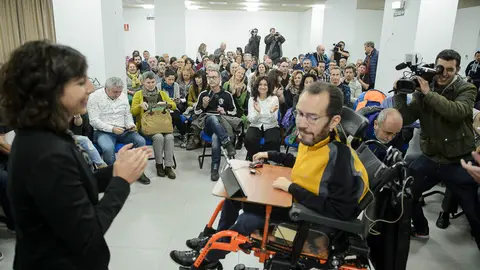 El secretario de Organización de Podemos, Pablo Echenique, abre la ruta _Atarse los cordones_. PABLO LASAOSA 03