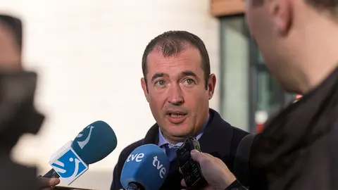 El abogado Eduardo Ruiz de Erenchun realiza unas declaraciones a la salida de la Audiencia Provincial de Navarra (5). IÑIGO ALZUGARAY