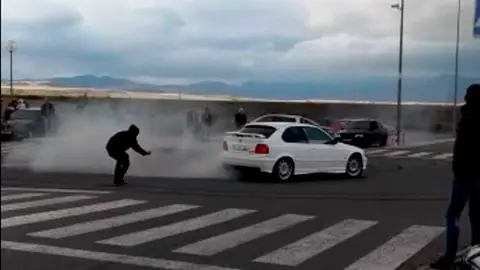 Imagen de un joven grabando a escasos centímetros de un coche haciendo trompos en Noáin.