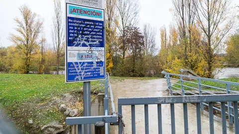 El Ayuntamiento de Pamplona ha procedido al cierre de las pasarelas peatonales que atraviesan el Arga cercanas al Club Natación debido a la crecida del río. IÑIGO ALZUGARA