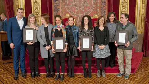 Los premiados junto a las autoridades políticas de la Comunidad foral de Navarra tras el acto de entrega de los galardones de la Juventud 2016.